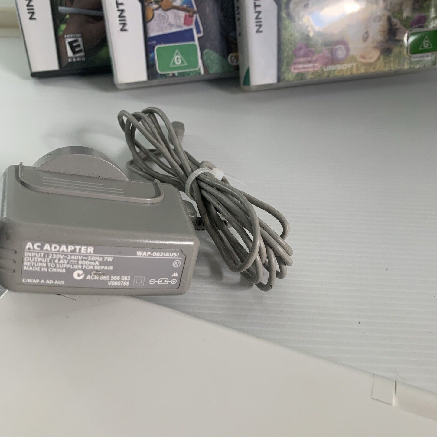 Nintendo Console DSi White w' Stylus Pen Original Charger C/TWL-AUS + 3 DS Games